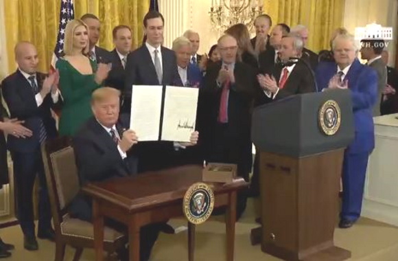 Trump signs executive order to combat anti-Semitism on college campuses ...