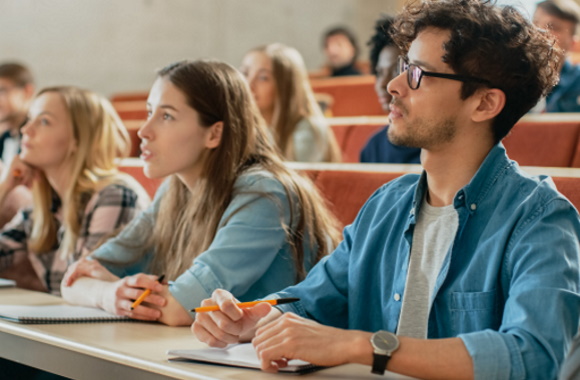 More Americans, fewer foreigners are applying for college this year