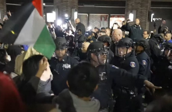 Police in riot gear arrest NYU students, faculty who refused to leave ...