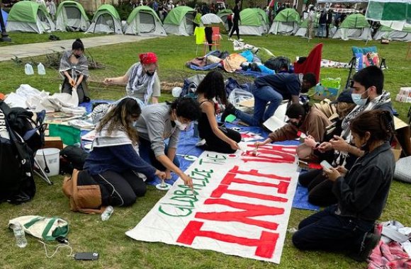 BREAKING: Yale anti-Israel activists form human chain, block access to campus green - Vimarsana News